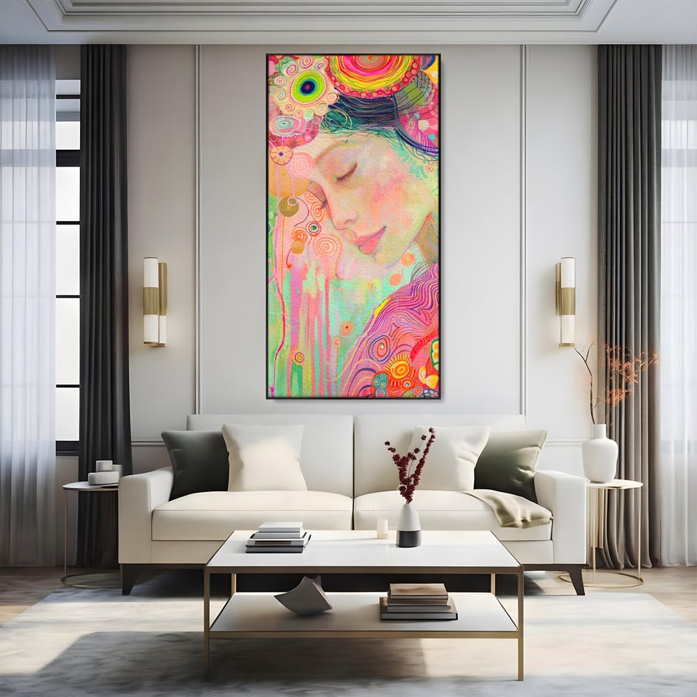 Tablou canvas cu tablou canvas cu portret de zana, in rama de aluminiu negru, pe perete intr-un living